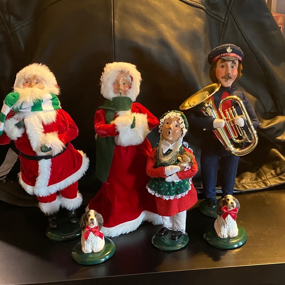 Buyers Choice Festive Caroler Figurine Set with Santa and Mrs. Claus